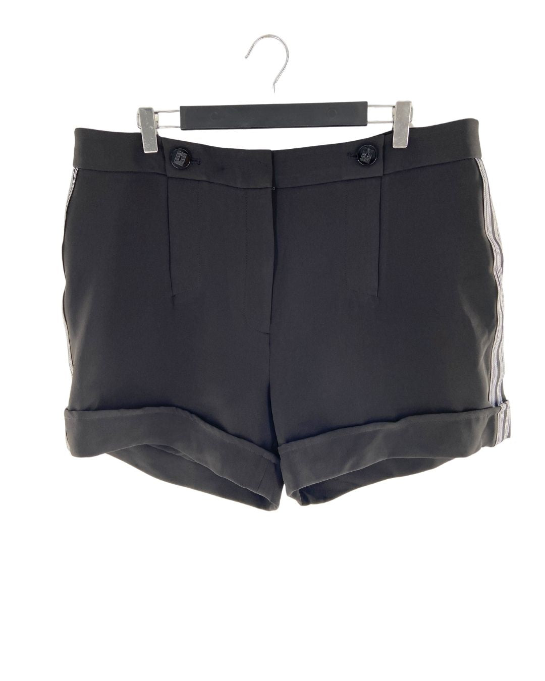 Short con lineas laterales