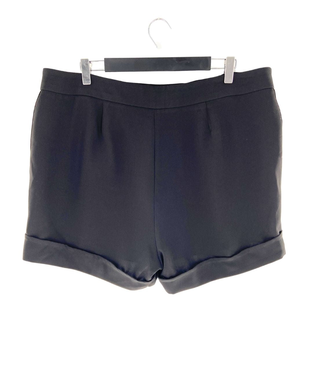 Short con lineas laterales