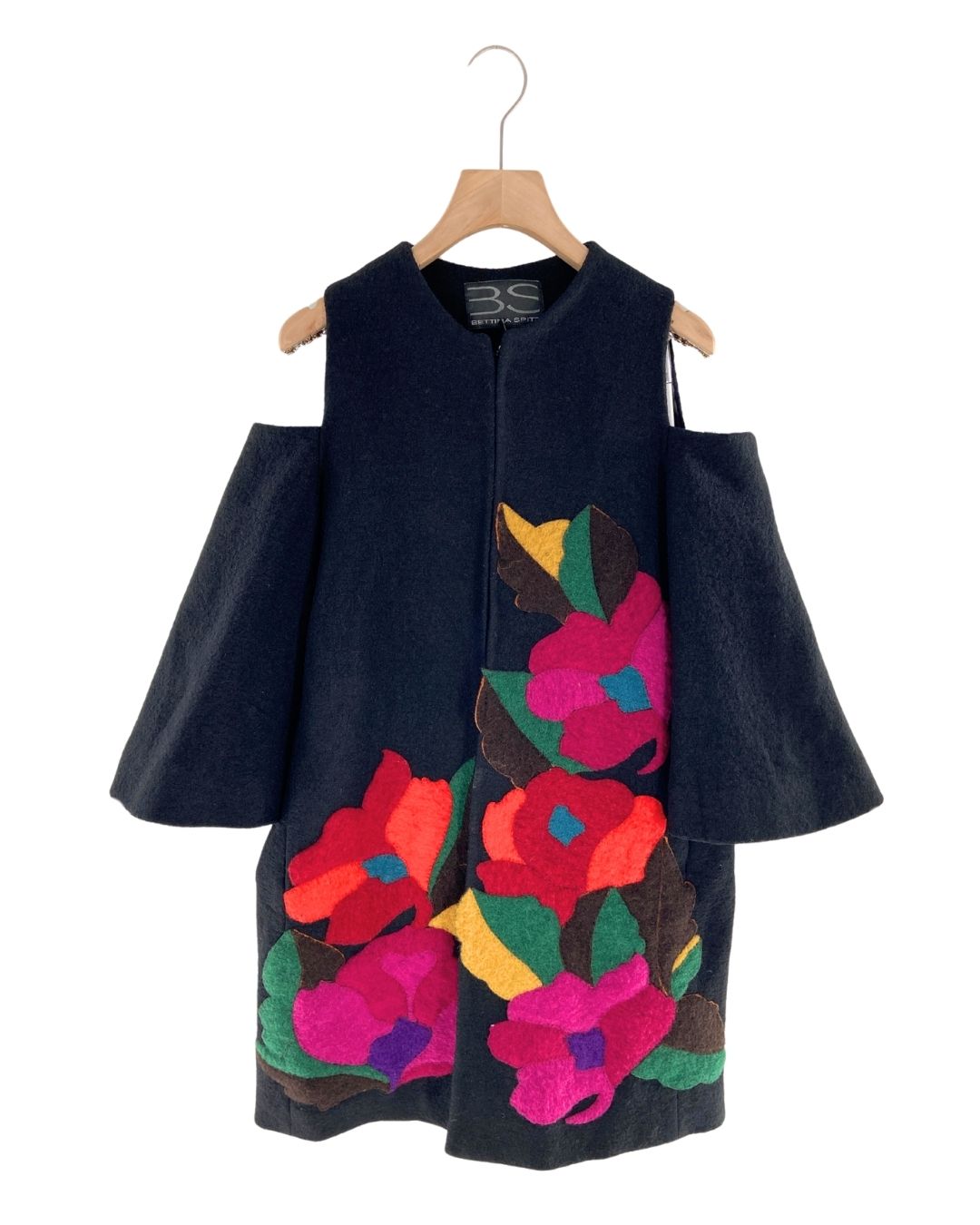 Abrigo en paño cut out