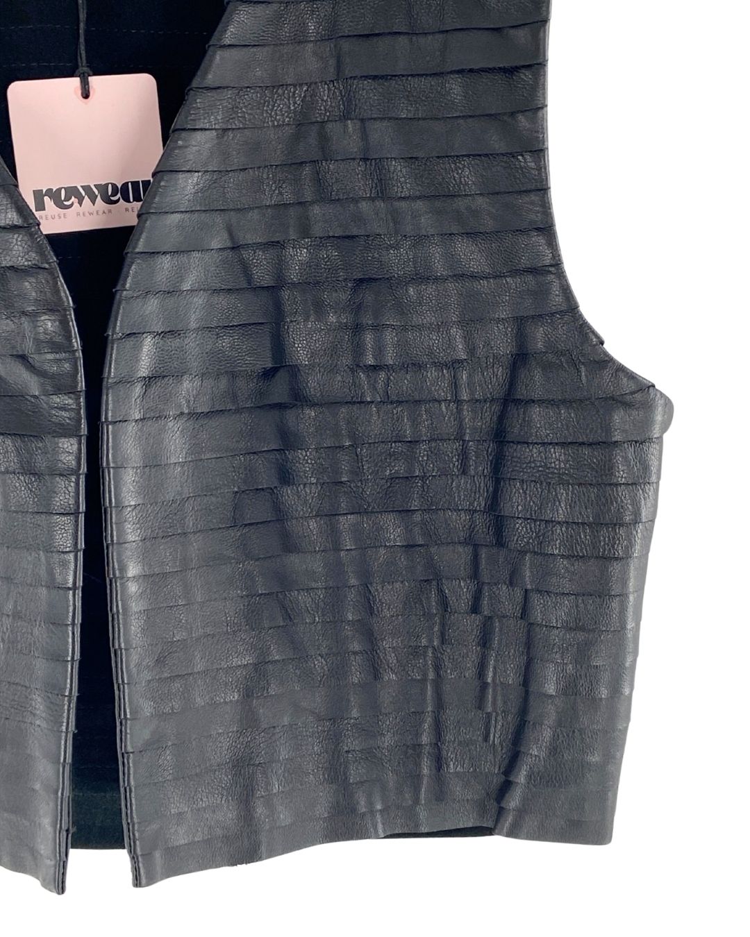 Chaleco crop en cuero en capas