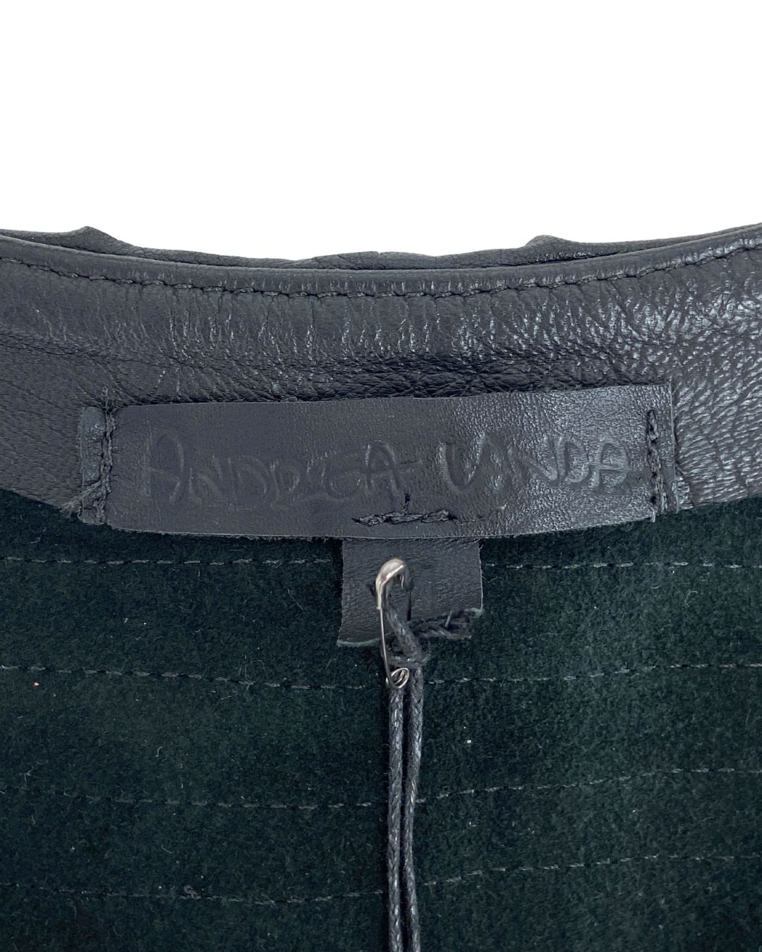 Chaleco crop en cuero en capas