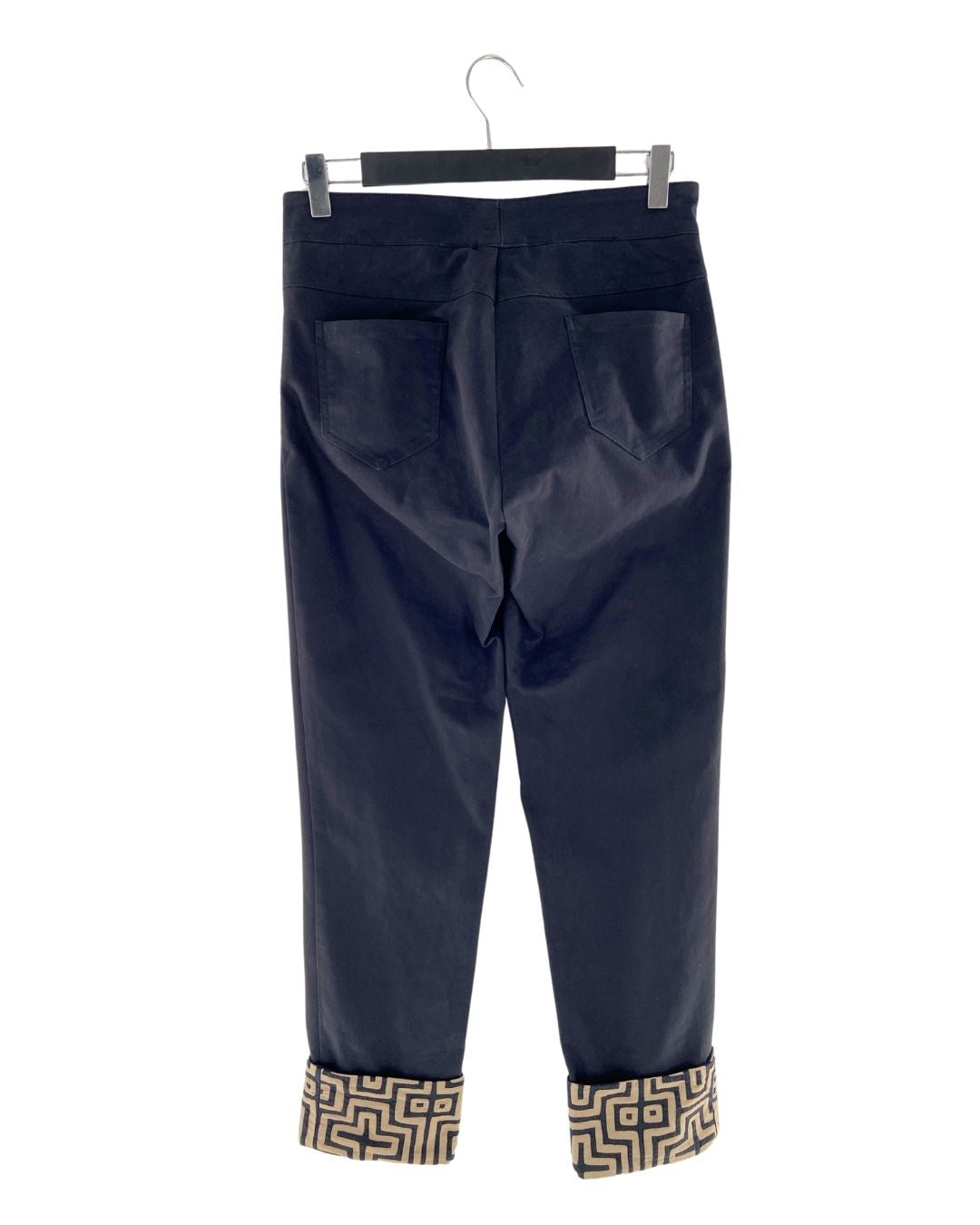 Pantalón stretch con detalle