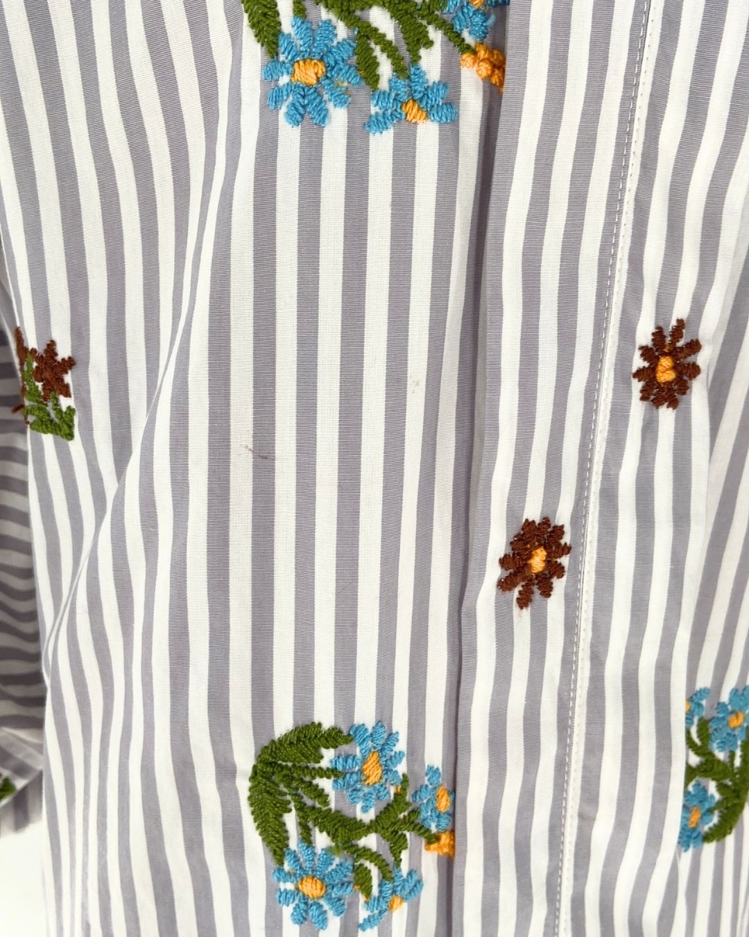 Blusa a rayas con bordados