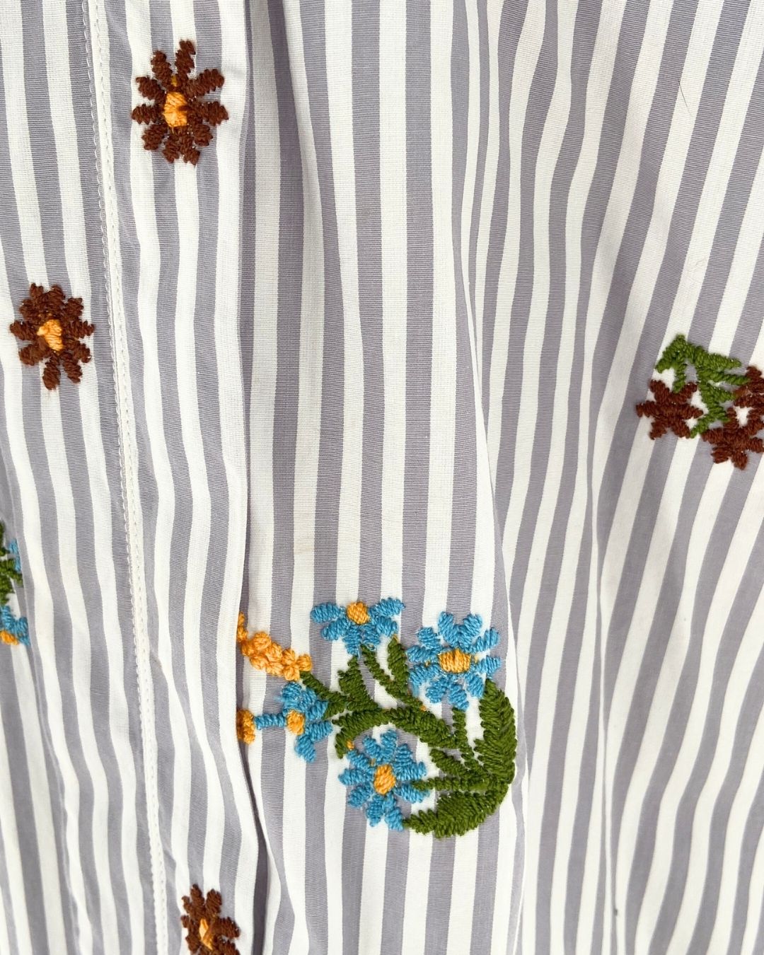 Blusa a rayas con bordados