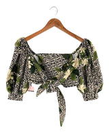 Crop top anudado en delantero