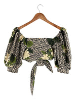 Crop top anudado en delantero