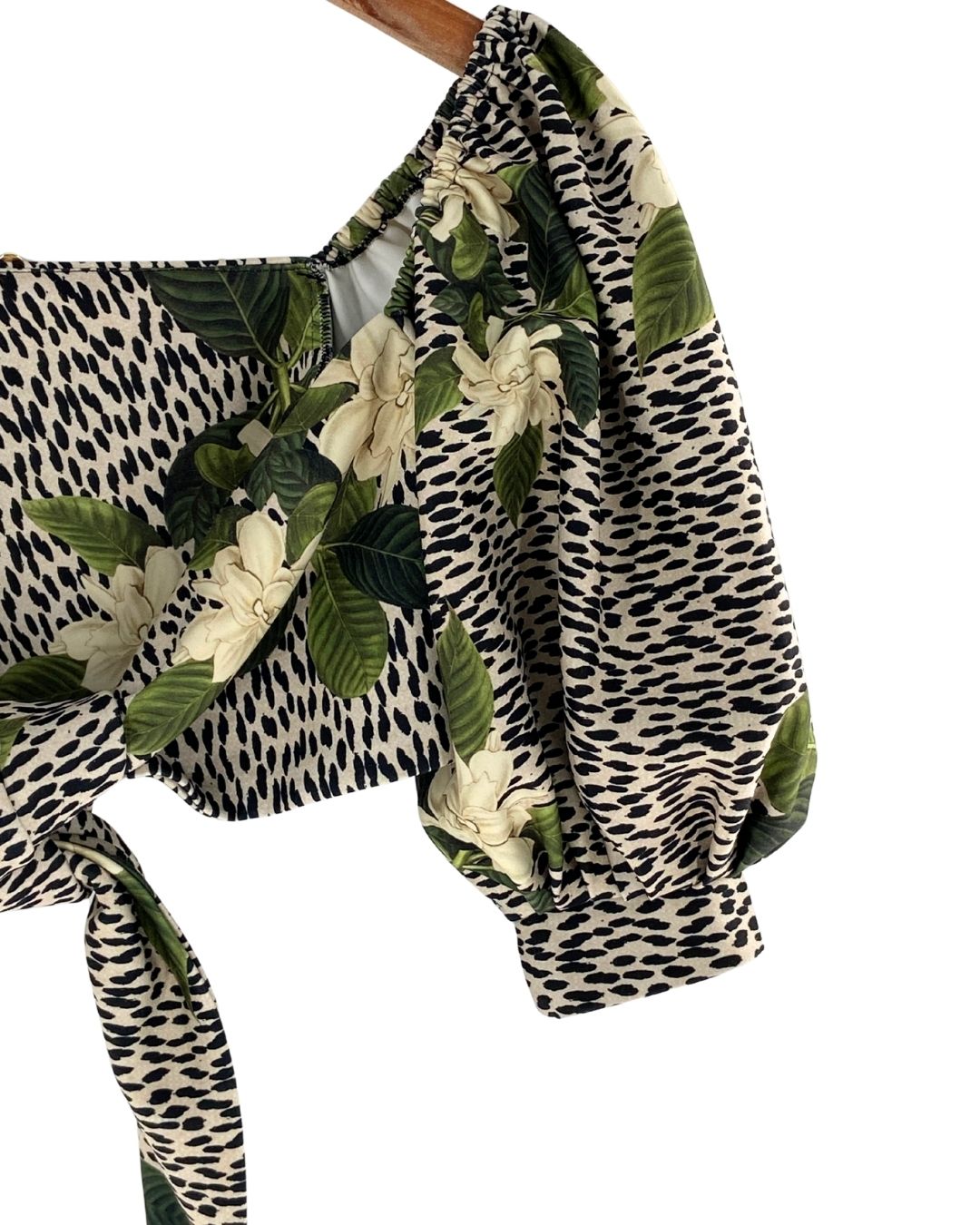 Crop top anudado en delantero