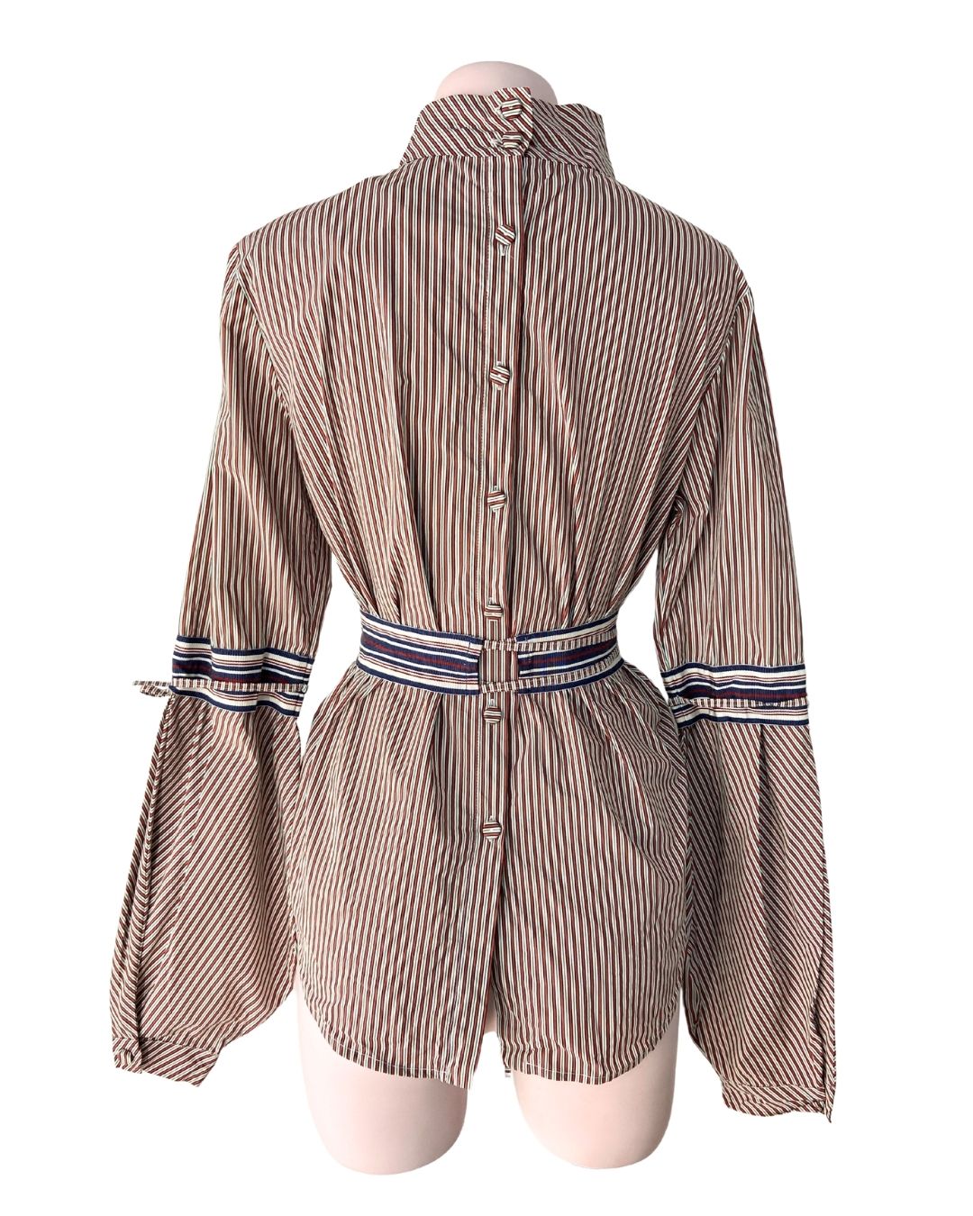 Camisa a rayas abotonada