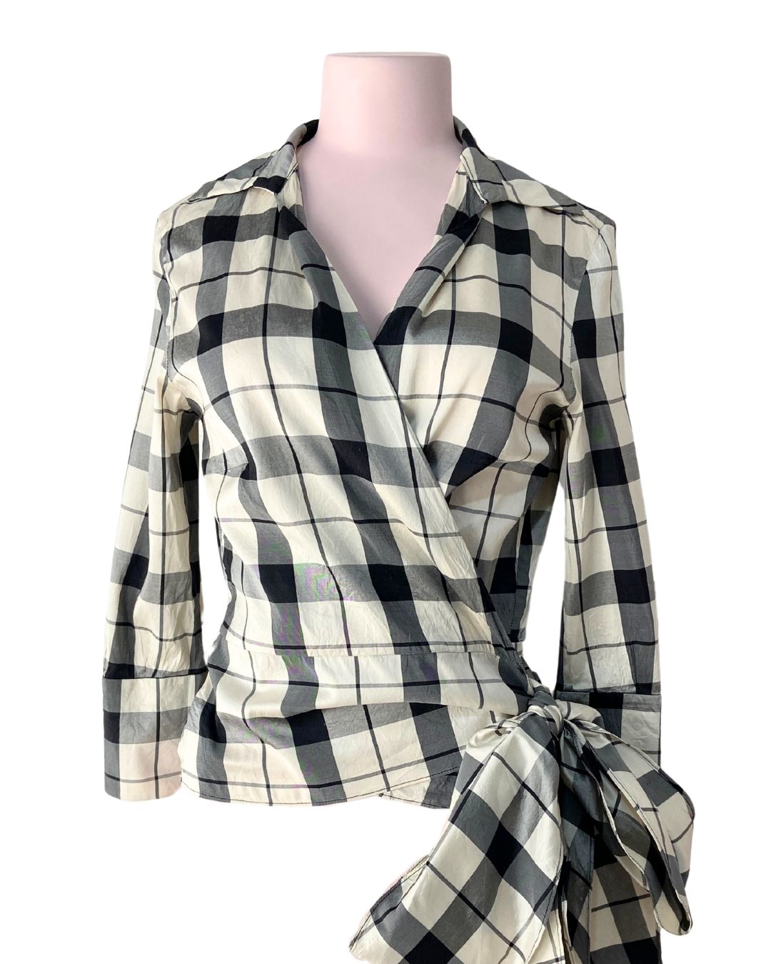 Blusa satinada wrap a cuadros