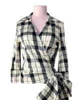 Blusa satinada wrap a cuadros