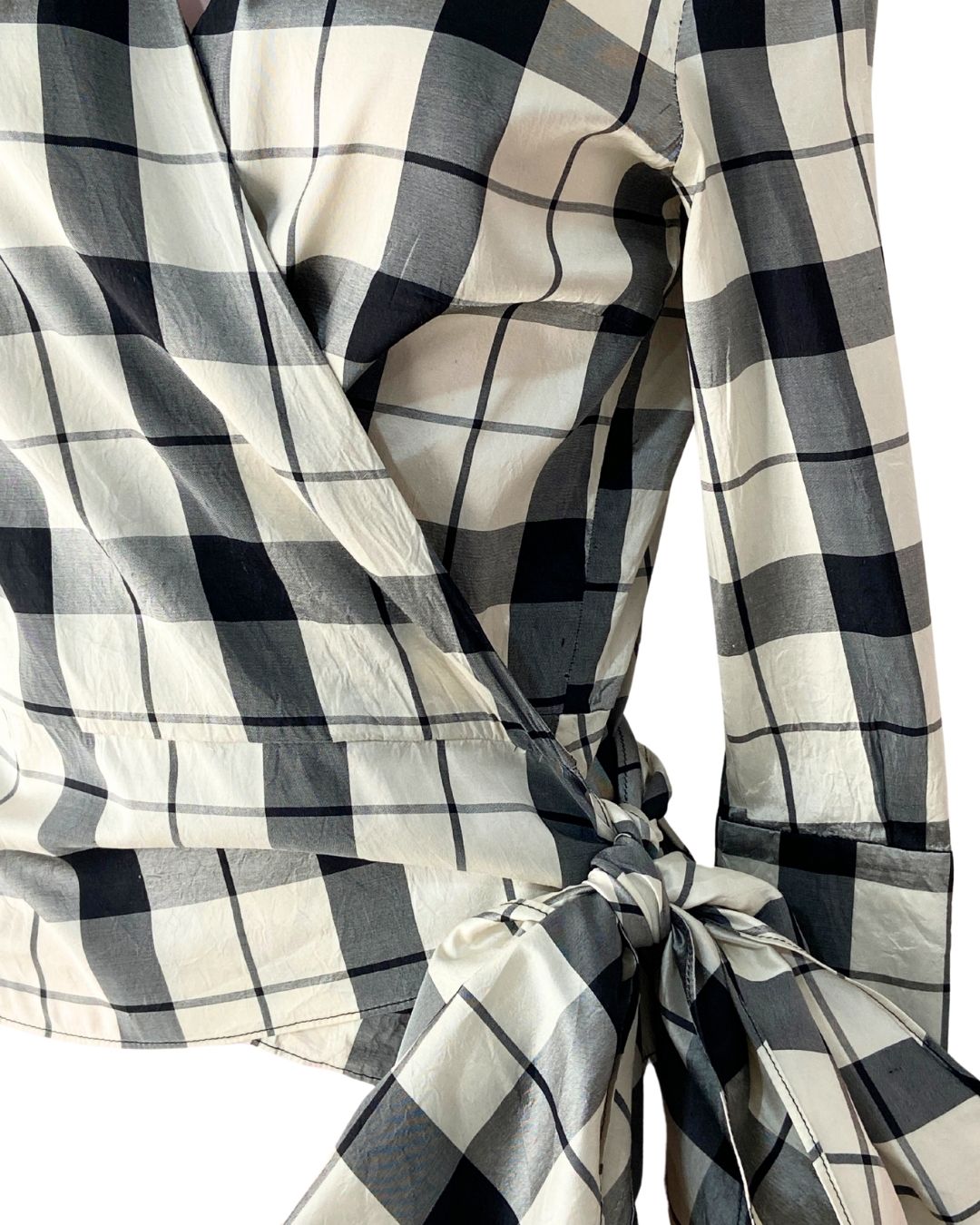Blusa satinada wrap a cuadros