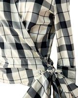 Blusa satinada wrap a cuadros