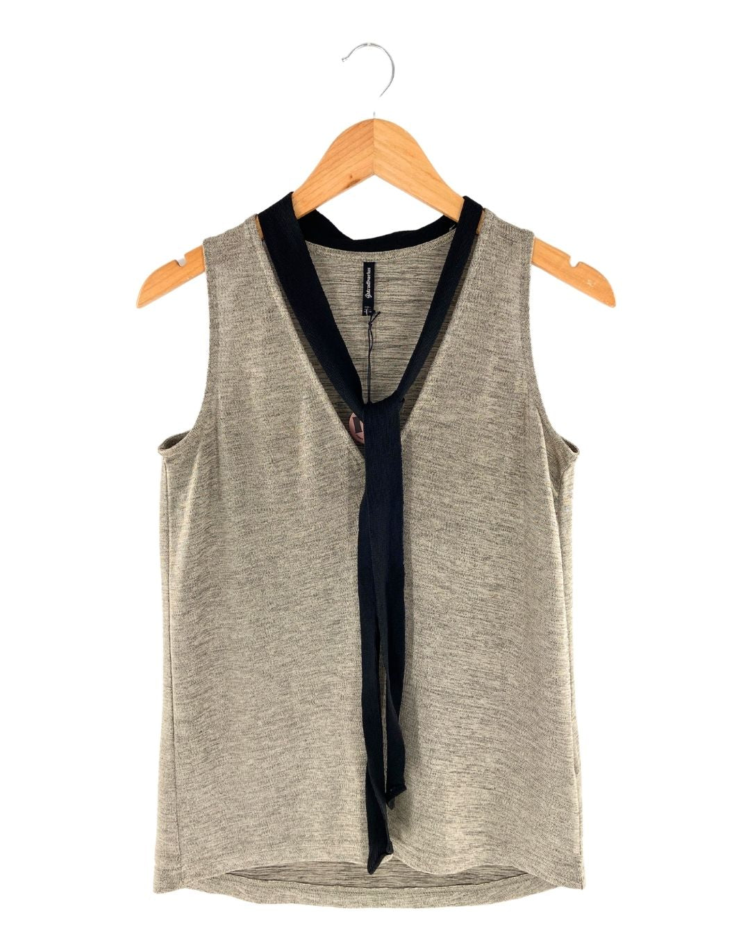 Blusa sleeveless con anudado