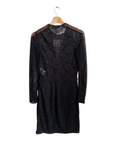 Vestido en blonda con mangas