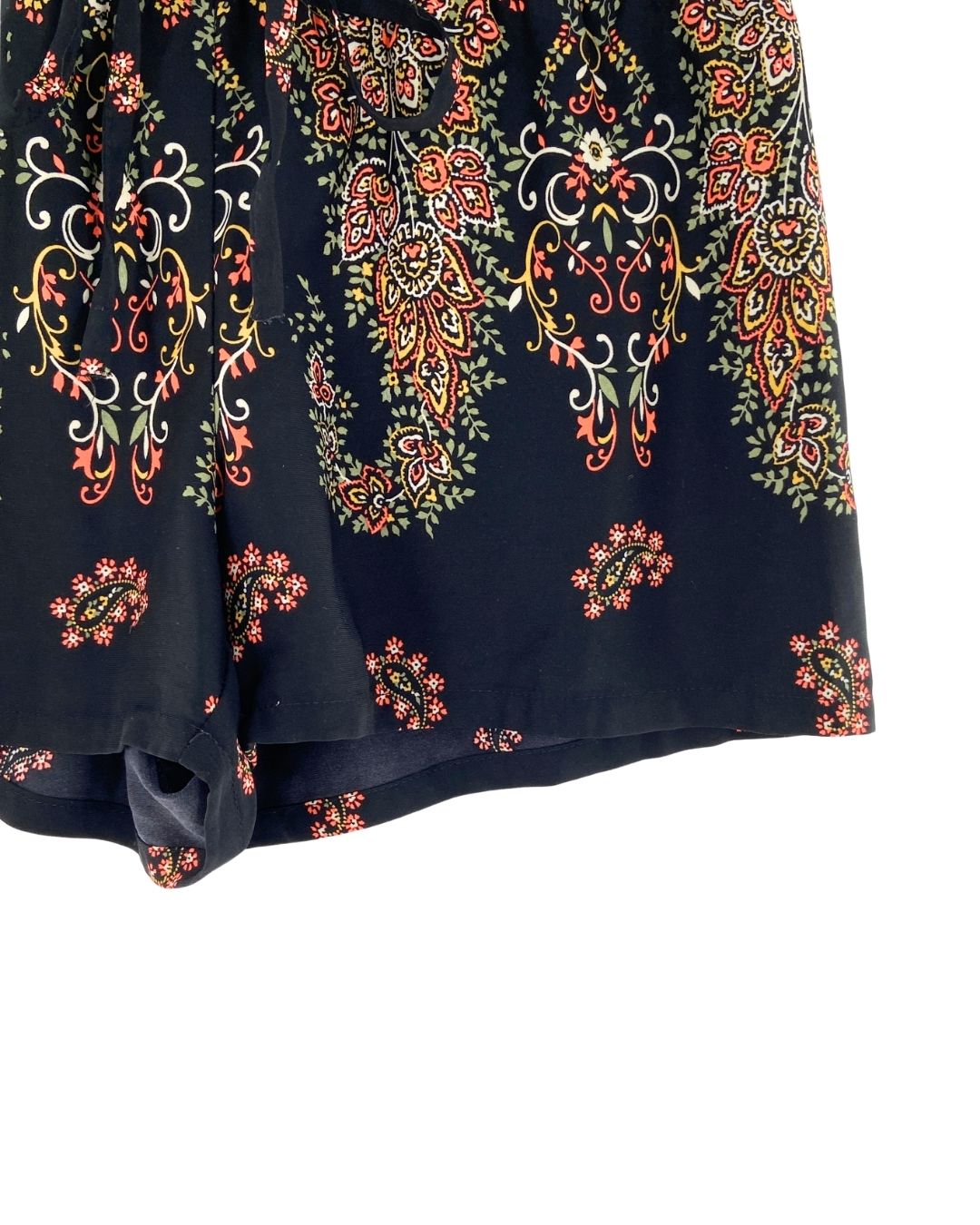 Short encauchado print paisley