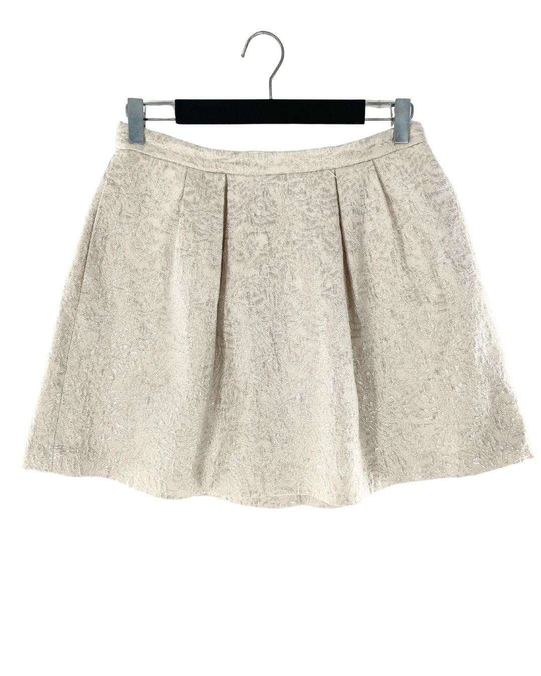 Falda mini con prenses e hilos