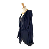 Blusa satinada anudada