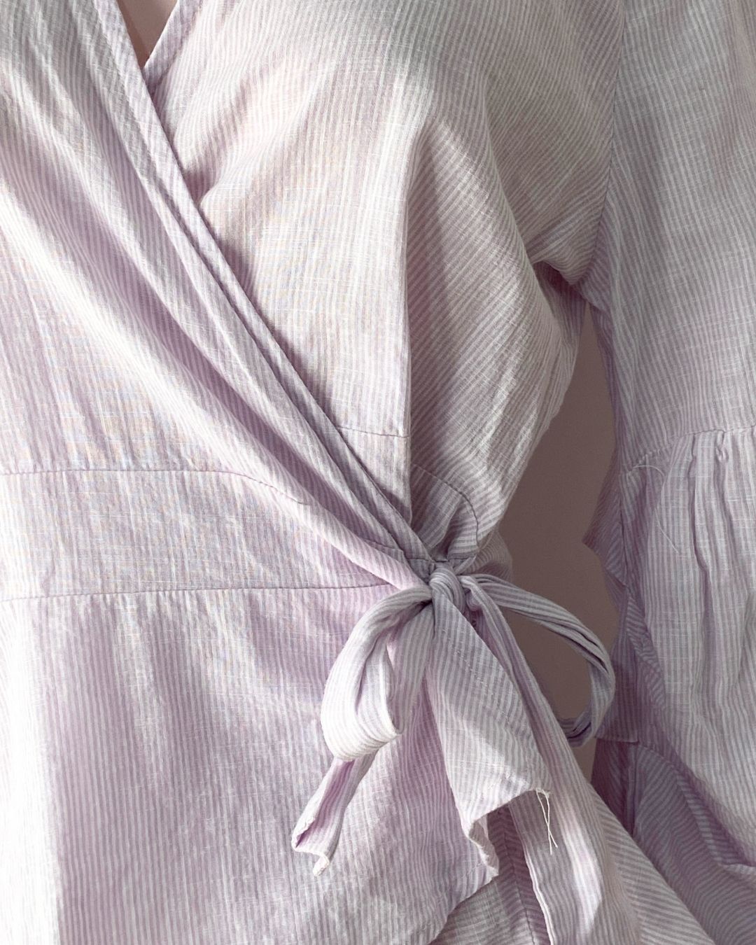 Blusa wrap manga larga a rayas
