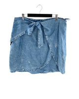 Falda midi en denim wash