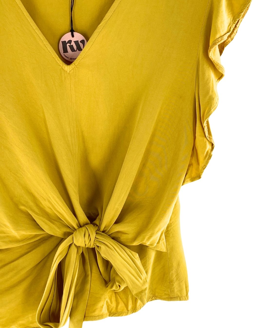 Blusa con vuelo en mangas