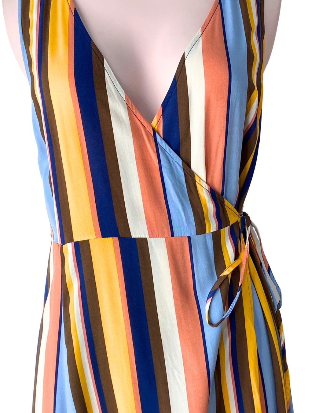 Maxi vestido wrap a rayas
