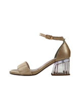Sandalias en cuero con tacón
