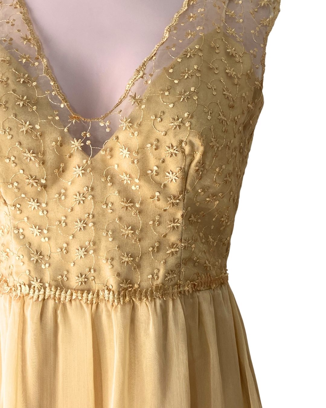 Maxi vestido con mesh bordado