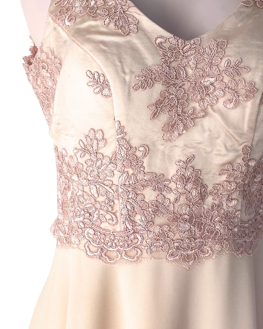 Vestido en blonda