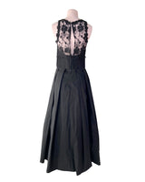 Vestido satinado con detalle