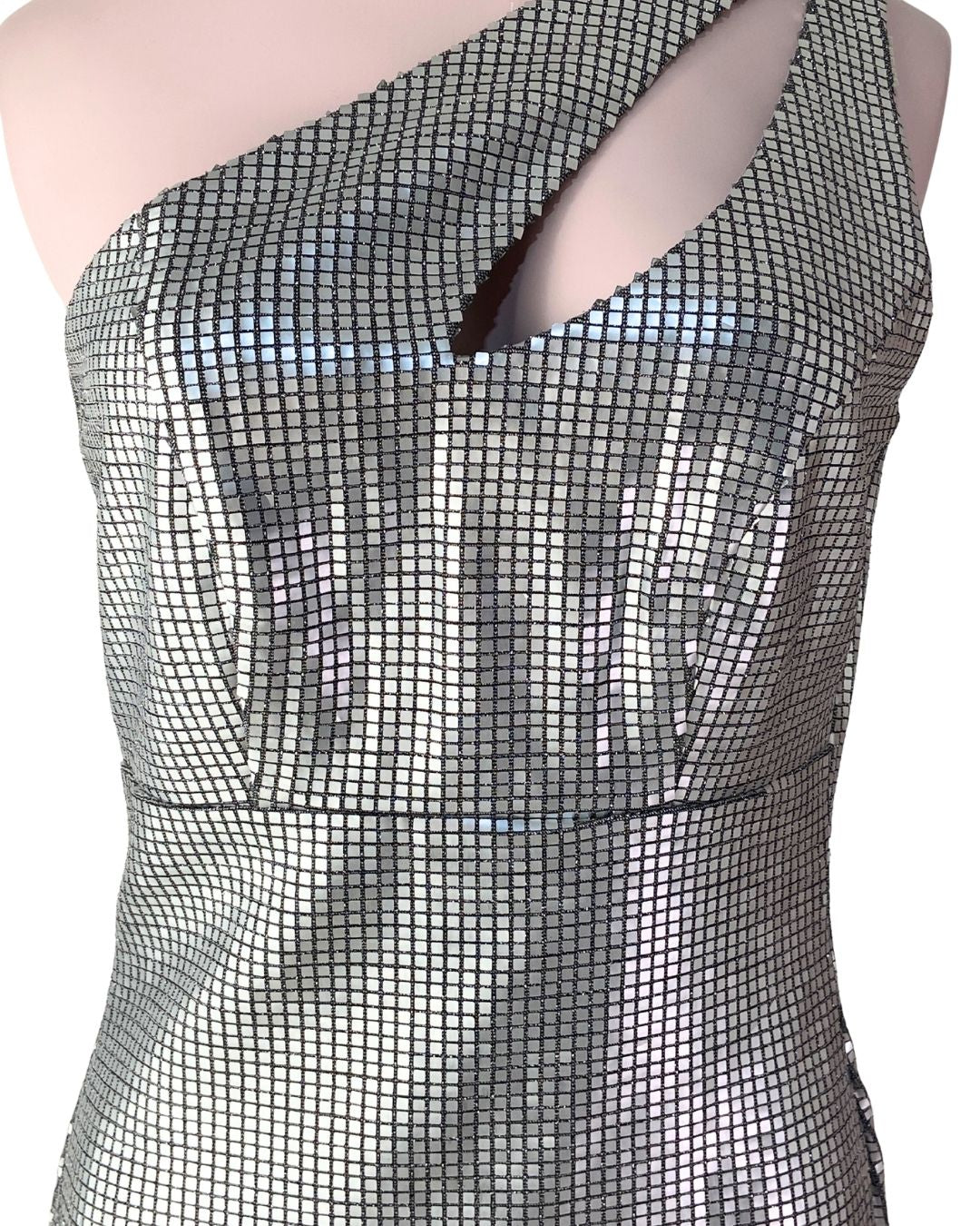 Vestido mini one shoulder