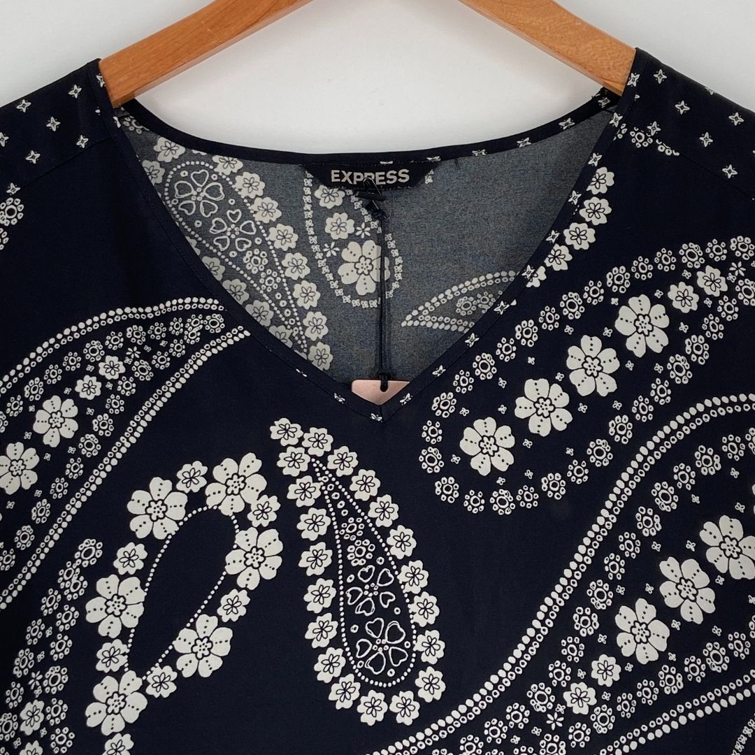 Blusa satinada cuello V print