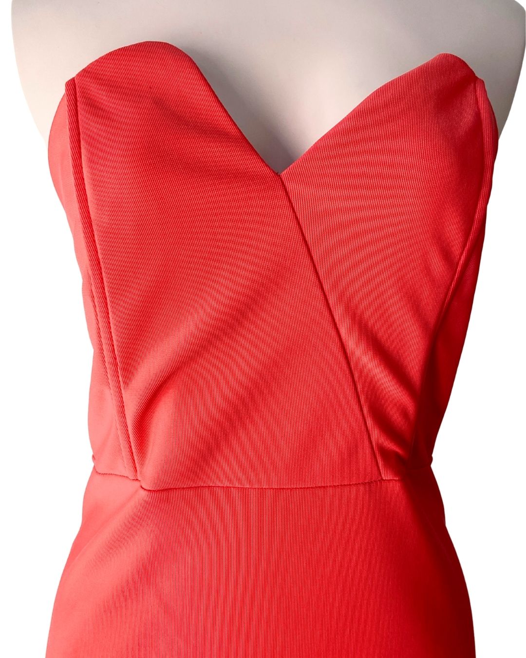 Vestido mini strapless