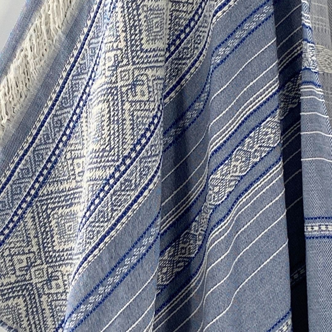 Capa bordada y deshilada