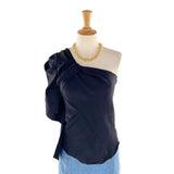 Blusa one shoulder manga larga