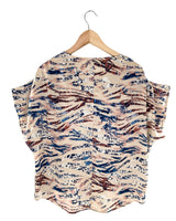 Blusa high and low satinada con