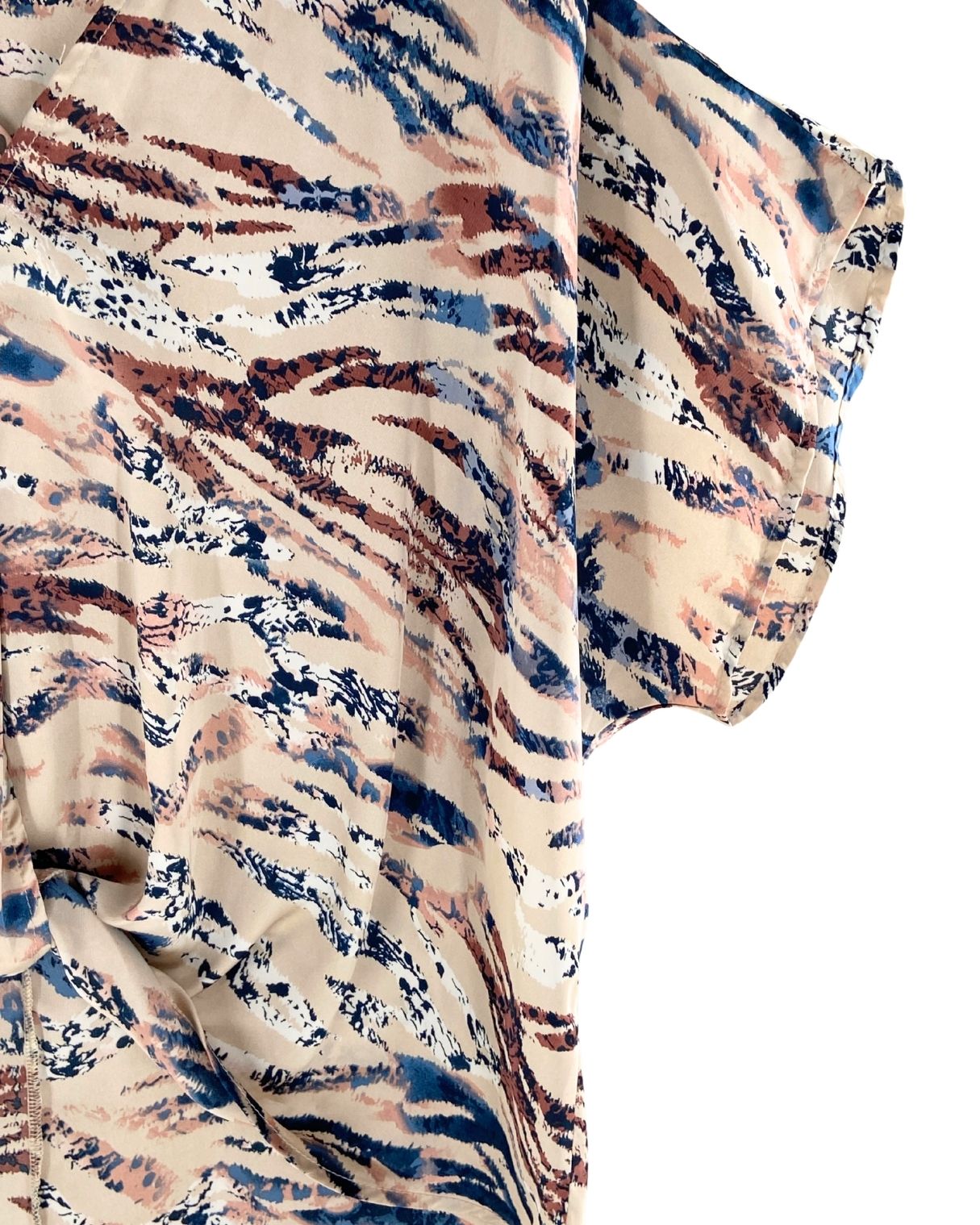 Blusa high and low satinada con