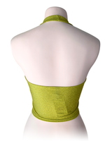 Crop top brillante al cuello