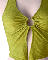 Crop top brillante al cuello