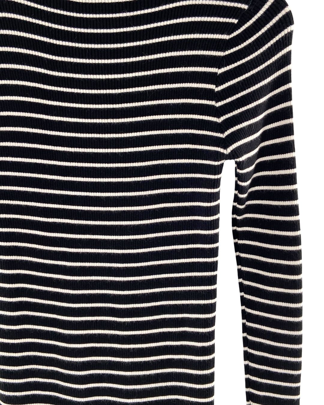 Vestido cuello alto a franjas