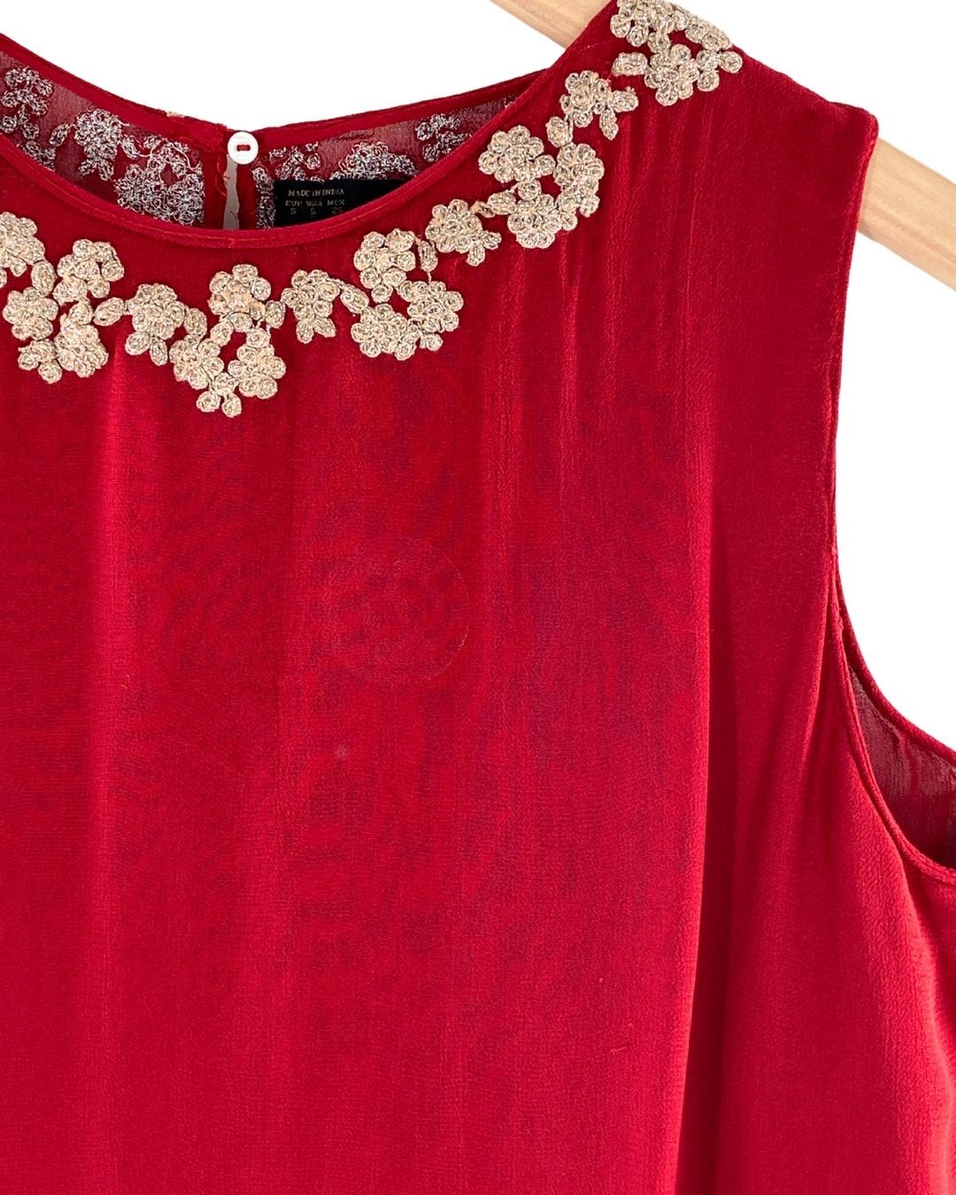 Blusa sleeveless con recamado