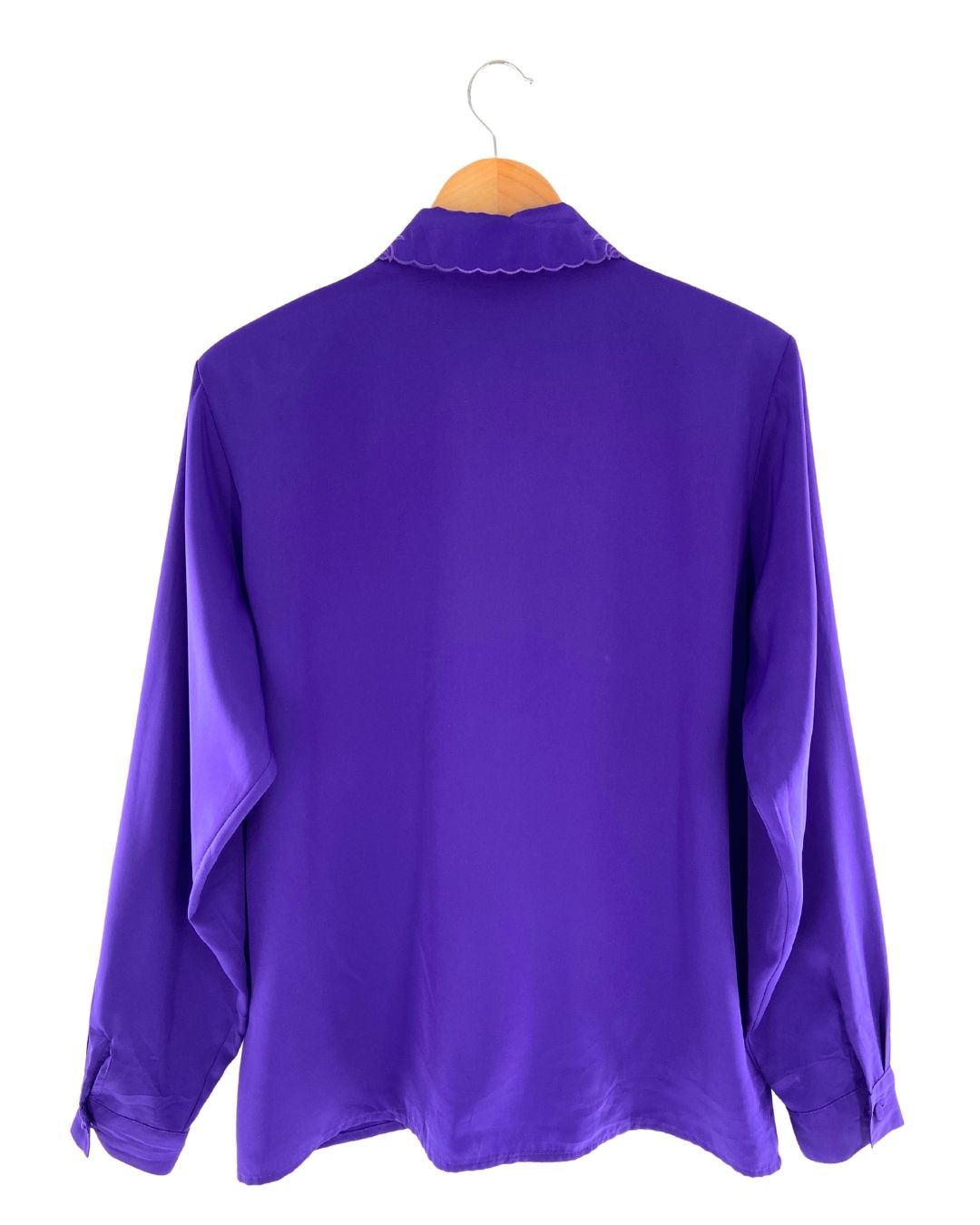 Camisa satinada con bordado