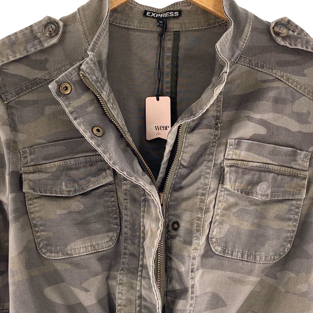 Chaqueta tipo militar ajustable