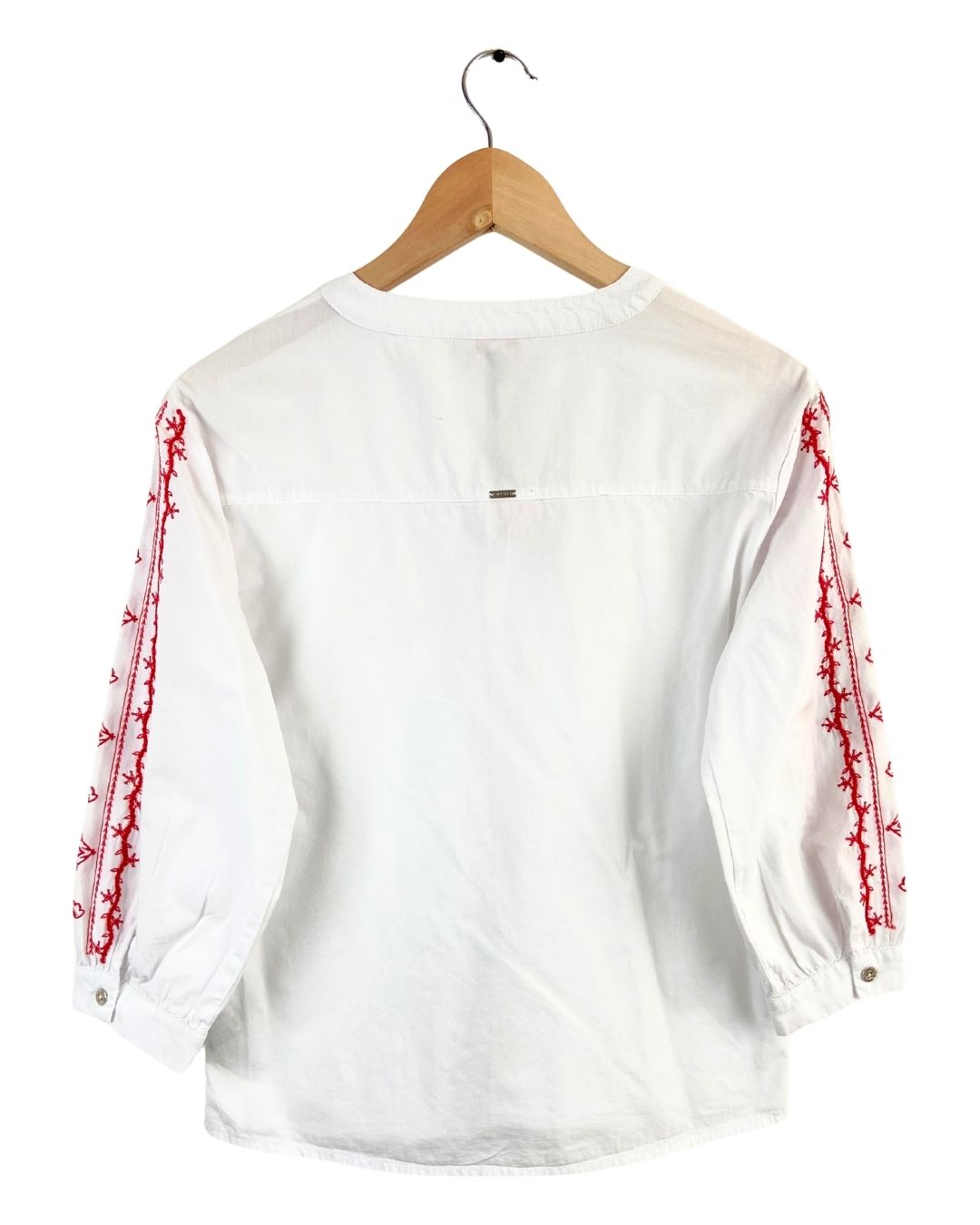 Blusa escote V con bordados