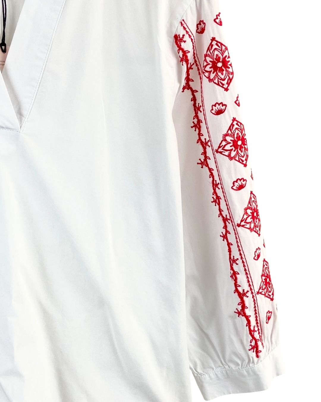 Blusa escote V con bordados