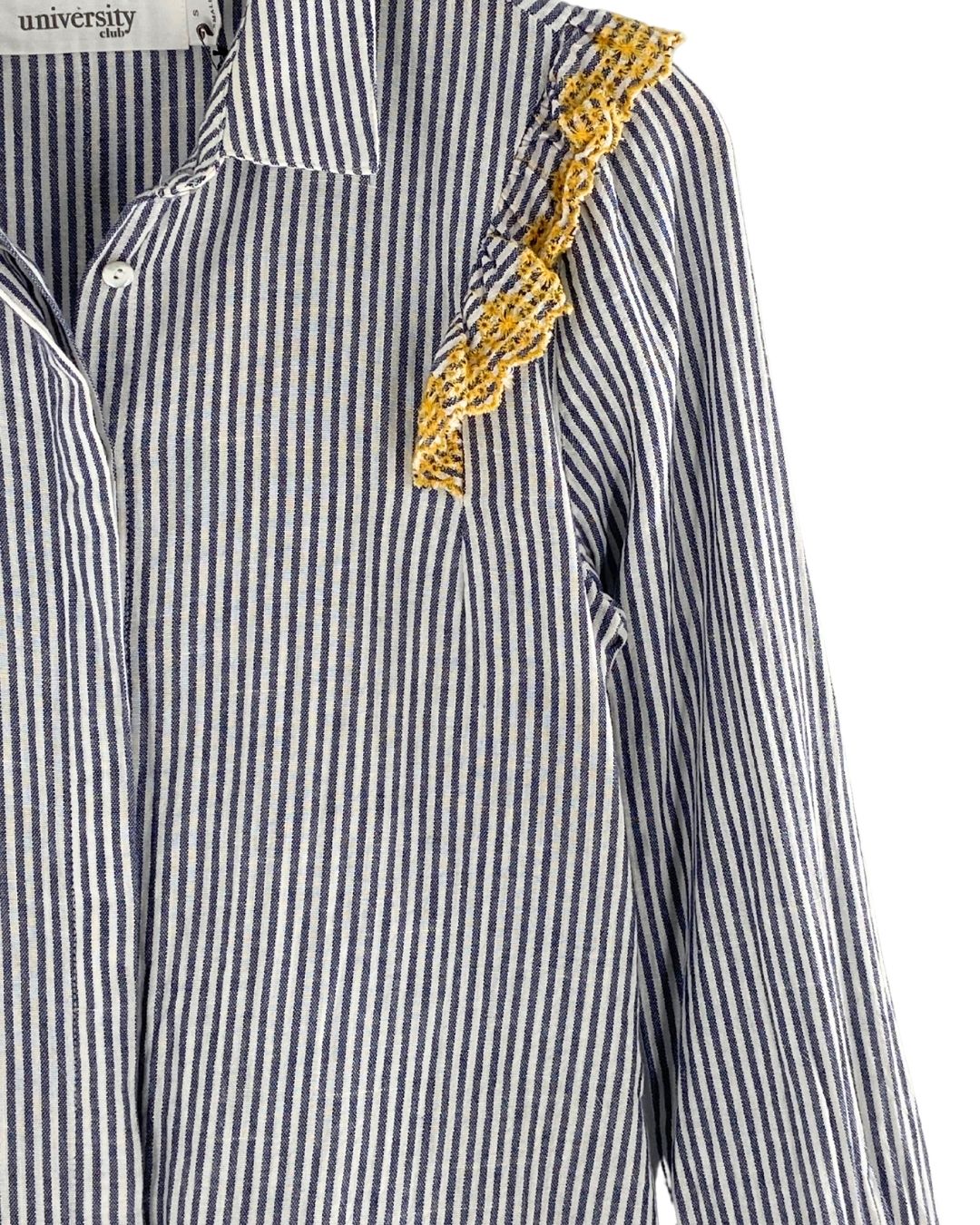 Camisa a rayas con bordados