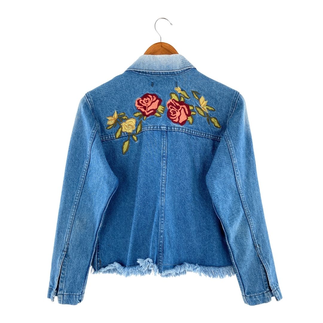 Chaqueta en denim wash bordada