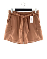 Short con cinturón anudado
