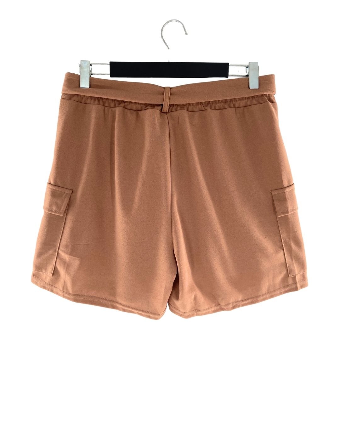 Short con cinturón anudado