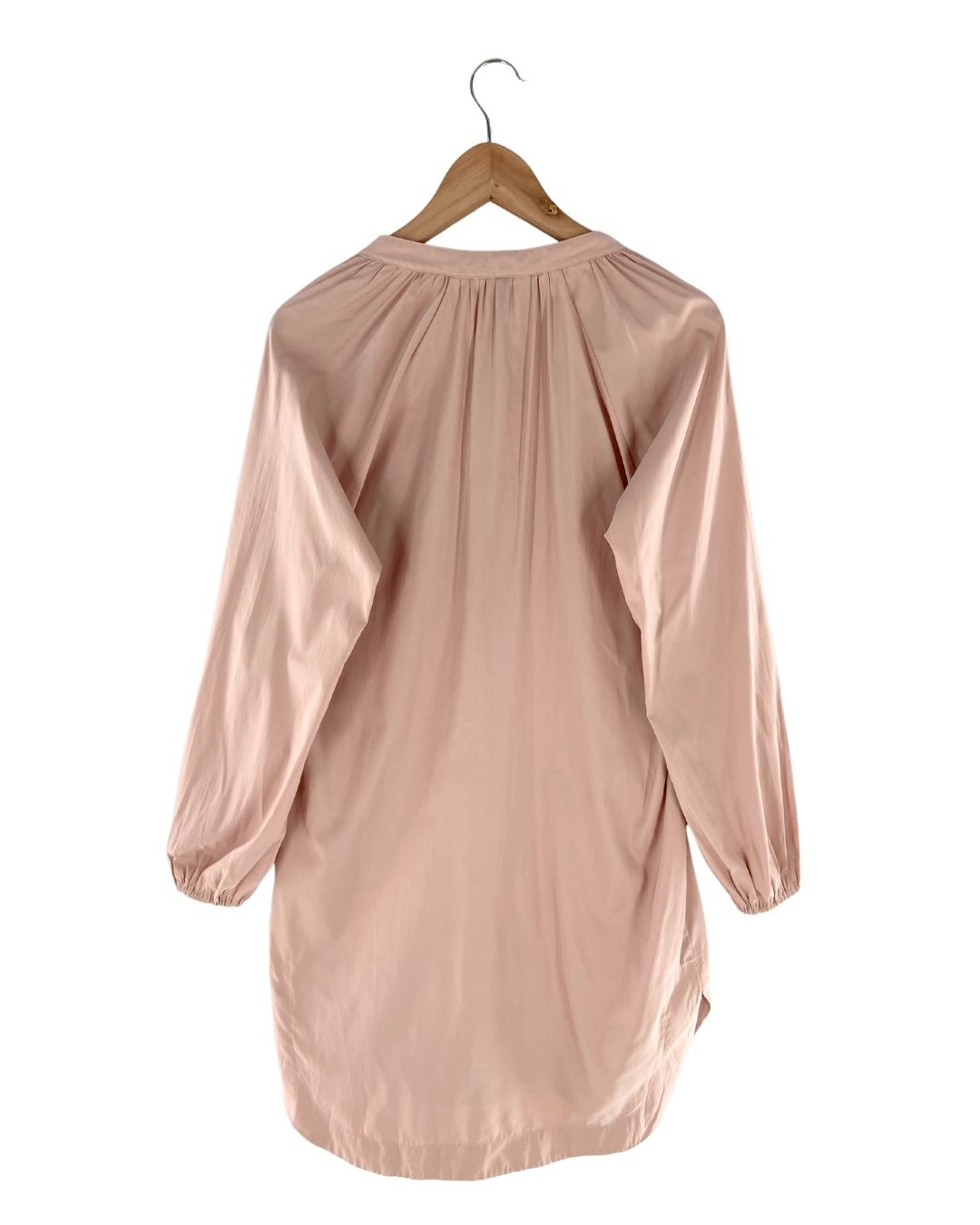 Vestido midi recto con detalle