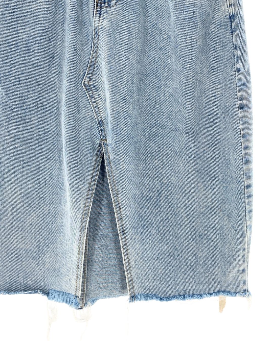 Falda midi en denim rigído